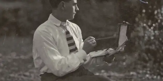 Fotografía en blanco y negro de Gregorio Prieto pintando al aire libre hacia 1919, con paleta y caballete de campo
