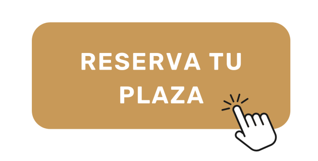 Botón Reserva tu plaza. Sobre fondo blanco, aparece un botón rectangular de color marrón claro con esquinas redondeadas en el centro de la imagen. En el interior del botón, se lee el texto en letras blancas mayúsculas: “RESERVA TU PLAZA”. En la esquina inferior derecha del botón, una mano dibujada en blanco y negro hace clic sobre él, con líneas de destello que sugieren pulsación o acción interactiva. El diseño es sencillo y directo, dirigido a invitar al usuario a reservar o inscribirse en un evento. No hay otros elementos decorativos ni contexto adicional.