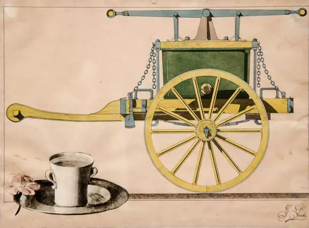 Dibujo con collage titulado "Dibujo técnico", obra De Gregorio Prieto. Dibujo realizado con técnica mixta en el que se representa un carro antiguo de bomberos de color amarillo y verde, con una estructura rectangular montada sobre dos grandes ruedas de radios amarillos con llanta azul claro. La parte superior del carro muestra varias cadenas metálicas y dos barras horizontales grises. En la esquina inferior izquierda, sobre una franja horizontal grisácea, aparece una taza blanca con asas reposando sobre un plato, junto a una flor rosada delicadamente dibujada. El fondo es neutro, de color beige claro, sin elementos adicionales. La composición resalta el detalle constructivo del carro y el contraste de color y textura entre los objetos mecánicos y domésticos.