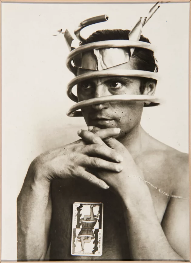 Fotografía de Eduardo Chicharro Briones y Gregorio Prieto titulada “Il penduto”. Retrato en blanco y negro de un hombre con el torso desnudo, rodeado por espirales metálicas en la cabeza y una carta pegada al pecho.