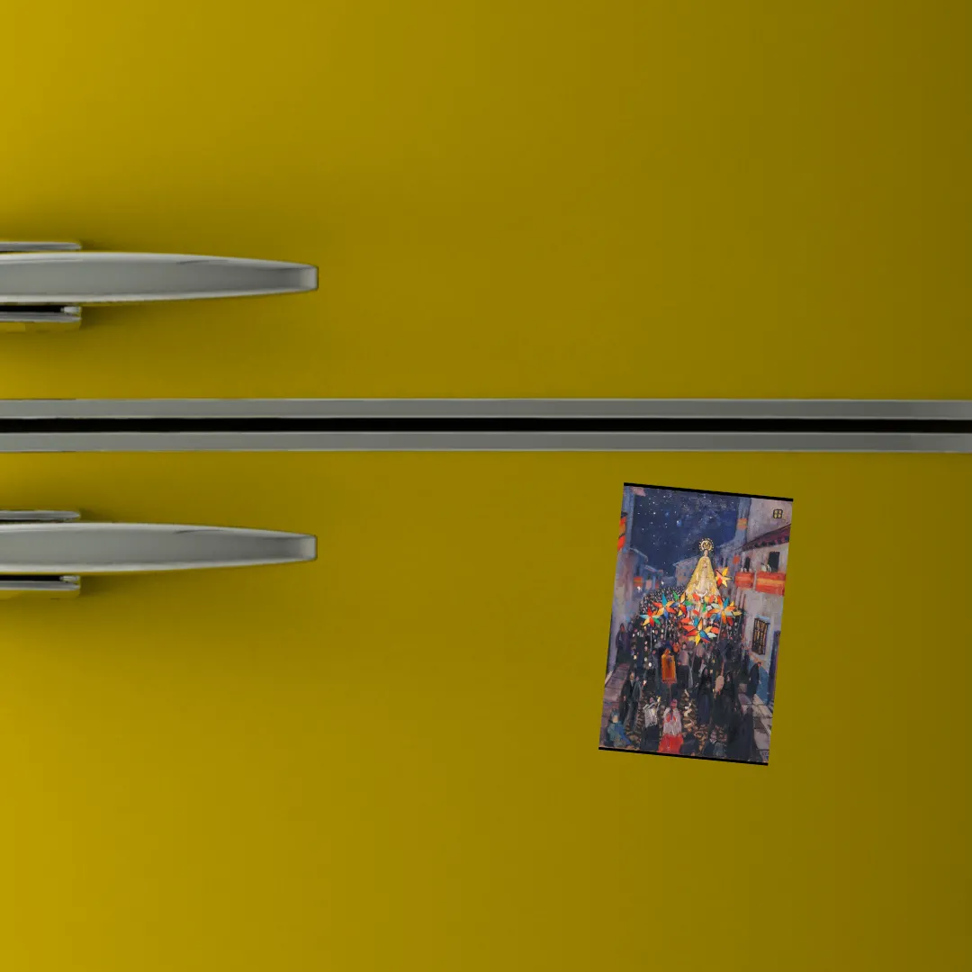 Imagen digital simulada que muestra una parte frontal de una nevera de color amarillo intenso. La superficie ocupa casi toda la imagen y está dividida horizontalmente por una línea negra que separa la puerta superior de la inferior. A la izquierda se ven dos tiradores metálicos horizontales, uno por cada puerta, con acabado plateado. En la parte derecha de la puerta inferior aparece un imán rectangular adherido. El imán reproduce la pintura “Procesión nocturna de la Virgen de la Consolación” de Gregorio Prieto: una escena nocturna con la imagen de la Virgen elevada en procesión, rodeada de figuras humanas y estrellas de colores. El imán está levemente inclinado hacia la derecha. No hay otros objetos visibles ni entorno adicional; toda la imagen está centrada en la nevera amarilla y el imán.