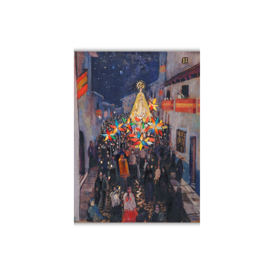 Título: Procesión nocturna de la Virgen de la Consolación Autor: Gregorio Prieto Reproducción fotográfica para un imán de un cuadro al óleo de formato vertical que muestra una procesión nocturna en una calle estrecha de un pueblo. En el centro de la composición, sobre la multitud, se eleva la imagen de la Virgen de la Consolación: una figura vestida con un amplio manto dorado y corona, situada sobre un paso procesional. A su alrededor hay varias estructuras en forma de estrellas de colores vivos (rojo, amarillo, azul y verde), que parecen faroles o adornos luminosos. Bajo el paso, la calle está llena de personas vestidas mayoritariamente con tonos oscuros; algunas portan cirios encendidos que dejan puntos de luz cálida dispersos. En primer término, se ve un sacerdote con capa roja y blanca encabezando la comitiva. A ambos lados de la calle se alinean casas de dos pisos de fachadas claras, con balcones decorados con bandas horizontales rojas y amarillas. Al fondo, el cielo es de un azul muy oscuro salpicado de pequeñas estrellas blancas. El estilo pictórico utiliza pinceladas sueltas y colores intensos que sugieren movimiento y ambiente nocturno, sin detalles faciales precisos en las figuras.