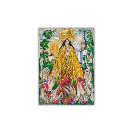 Título: Virgen de la Consolación Autor: Gregorio Prieto Reproducción de una pintura en formato vertical que muestra la imagen de la Virgen de la Consolación en el centro de la composición. La figura aparece de pie, vestida con un manto amplio de color dorado intenso adornado con motivos ornamentales en tonos rojos, naranjas y negros. La Virgen lleva corona dorada y un halo radiante que se expande hacia el fondo. Su rostro es sereno y enmarcado por una melena larga y oscura. A los pies de la figura hay numerosas manos alzadas que sostienen flores de distintos colores, principalmente rojas, rosas y moradas. Las manos aparecen en distintas posiciones, superpuestas unas sobre otras, como si ofrecieran ramos y pétalos. A ambos lados de la Virgen se representan árboles y vegetación en tonos verdes. En la zona derecha del fondo se distingue parcialmente la torre de la Iglesia de la Asunción de Valdepeñas, pintada de forma esquemática con tonos blancos y marrones. El cielo es claro, con pinceladas sueltas en azul y crema. El estilo pictórico es expresivo, con pinceladas visibles, colores muy saturados y contornos marcados. La imagen no contiene texto ni otros elementos gráficos además de la representación de la Virgen, las manos oferentes, las flores y el paisaje de fondo.
