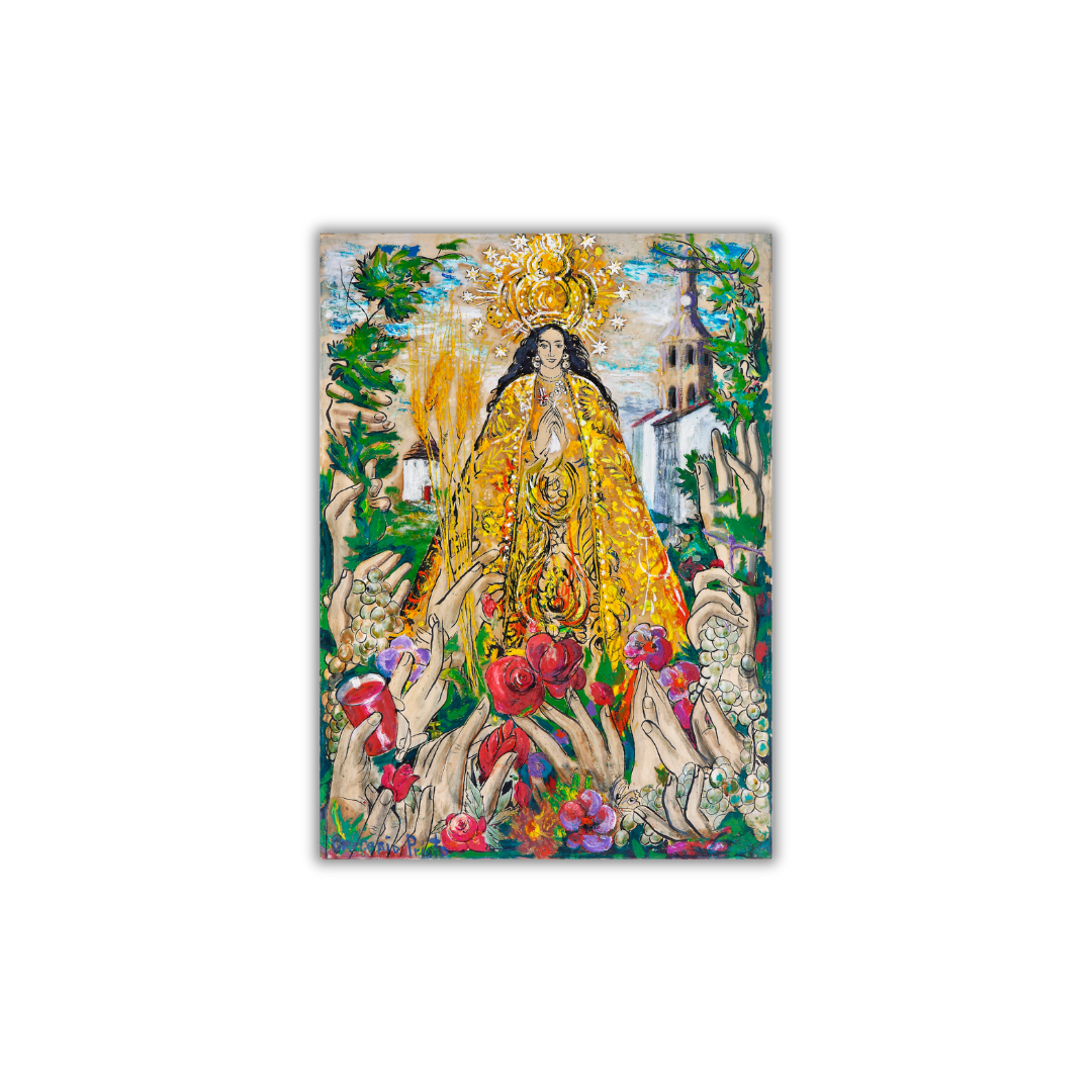 Título: Virgen de la Consolación Autor: Gregorio Prieto Reproducción de una pintura en formato vertical que muestra la imagen de la Virgen de la Consolación en el centro de la composición. La figura aparece de pie, vestida con un manto amplio de color dorado intenso adornado con motivos ornamentales en tonos rojos, naranjas y negros. La Virgen lleva corona dorada y un halo radiante que se expande hacia el fondo. Su rostro es sereno y enmarcado por una melena larga y oscura. A los pies de la figura hay numerosas manos alzadas que sostienen flores de distintos colores, principalmente rojas, rosas y moradas. Las manos aparecen en distintas posiciones, superpuestas unas sobre otras, como si ofrecieran ramos y pétalos. A ambos lados de la Virgen se representan árboles y vegetación en tonos verdes. En la zona derecha del fondo se distingue parcialmente la torre de la Iglesia de la Asunción de Valdepeñas, pintada de forma esquemática con tonos blancos y marrones. El cielo es claro, con pinceladas sueltas en azul y crema. El estilo pictórico es expresivo, con pinceladas visibles, colores muy saturados y contornos marcados. La imagen no contiene texto ni otros elementos gráficos además de la representación de la Virgen, las manos oferentes, las flores y el paisaje de fondo.