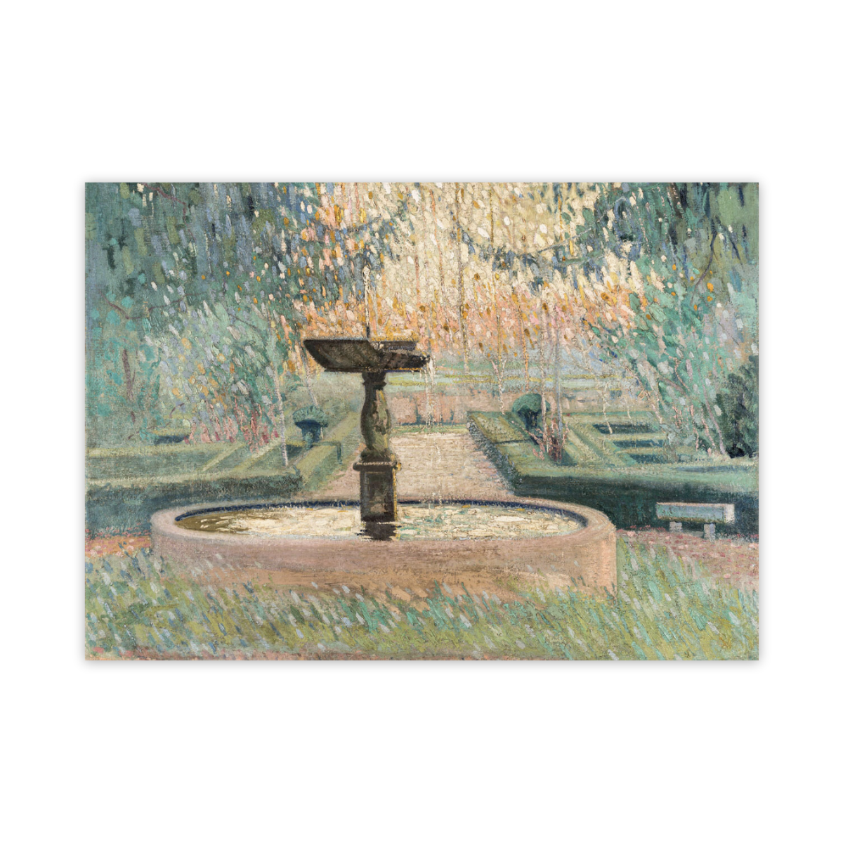 Lámina La fuente rota de Gregorio Prieto (1897–1992) La imagen muestra únicamente la reproducción a color del cuadro sin passepartout ni marco. La composición presenta un jardín visto frontalmente, con una fuente circular en primer plano. En el centro de la fuente se alza un pedestal estrecho que sostiene un pequeño plato ornamental. El borde de la fuente es ancho y tiene un tono rosado o terroso. Tras la fuente, un sendero recto se dirige hacia la zona posterior del jardín, delimitado por setos recortados de color verde oscuro. Se distinguen bancos y parterres a ambos lados del camino. En la mitad superior predomina un conjunto de árboles y arbustos cuyos colores combinan verdes, amarillos y azules mediante una técnica de pincelada corta, generando una textura vibrante. La iluminación sugiere luz natural filtrada a través de la vegetación, creando un ambiente atmosférico típico del impresionismo temprano. No aparece ninguna figura humana.