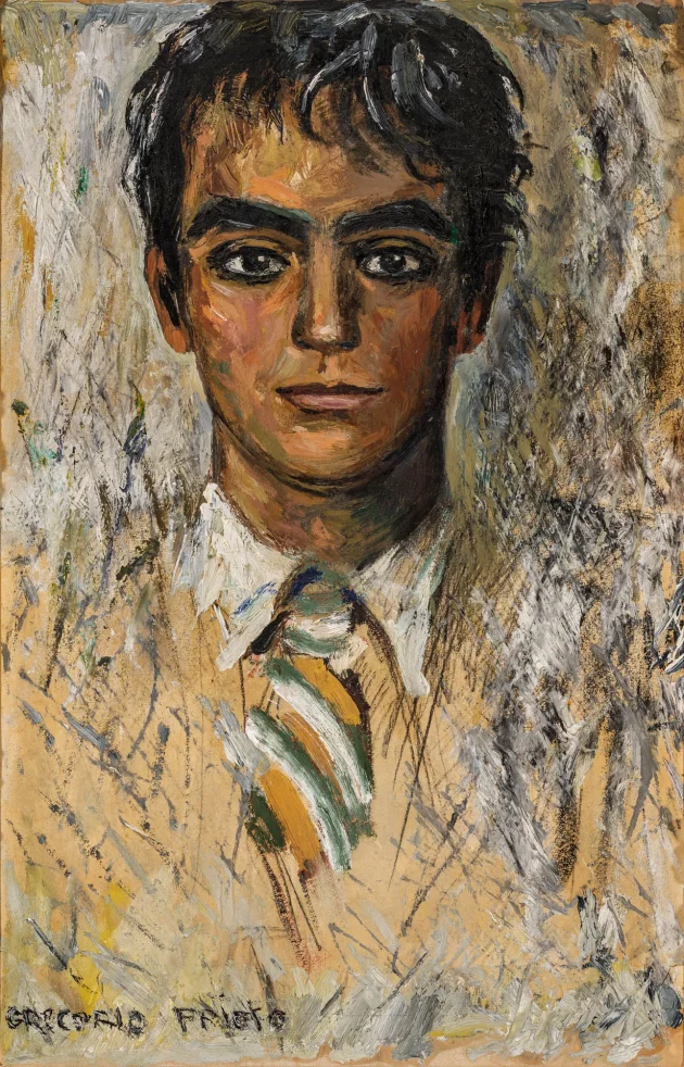 Retrato frontal de un joven de mirada intensa con cabello oscuro y corbata de rayas verdes sobre fondo pincelado claro