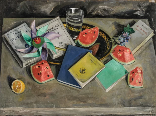 Pintura de Gregorio Prieto, titulada “Homenaje a Rafael Alberti. Naturaleza muerta”. Rodajas de sandía, flores, medio limón cortado y libros sobre una mesa; se leen los títulos Libro de poemas, Marinero en tierra y La realidad y el deseo.