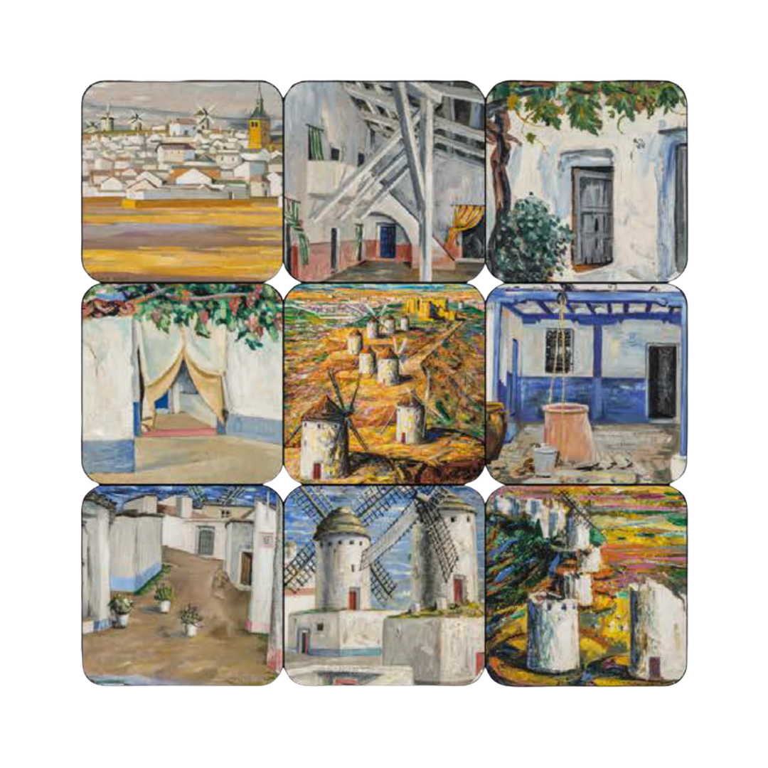 Imagen en vista frontal que muestra nueve imanes cuadrados colocados en una cuadrícula de tres filas por tres columnas. Cada imán reproduce un fragmento de una pintura de paisajes o arquitectura manchega realizada por Gregorio Prieto. En la fila superior se ven: – Un paisaje urbano con casas blancas, una torre amarilla y varios molinos de viento al fondo. – Un interior arquitectónico con vigas blancas de madera y zonas de sombra. – Una fachada blanca con una puerta gris y un árbol frondoso a la derecha. En la segunda fila: – Un patio blanco con cortinas beige bajo un emparrado verde. – Una vista panorámica de molinos de viento sobre una ladera en tonos ocres. – Un patio azul y blanco con un pozo central y cubos en el suelo. En la tercera fila: – Una calle manchega de casas blancas con macetas y sombras suaves. – Tres molinos de viento de Consuegra, con muros blancos y cúpulas grises. – Molinos aislados sobre un terreno en tonos amarillos y ocres. Los nueve imanes tienen las esquinas redondeadas y están dispuestos sin separaciones visibles sobre fondo blanco.